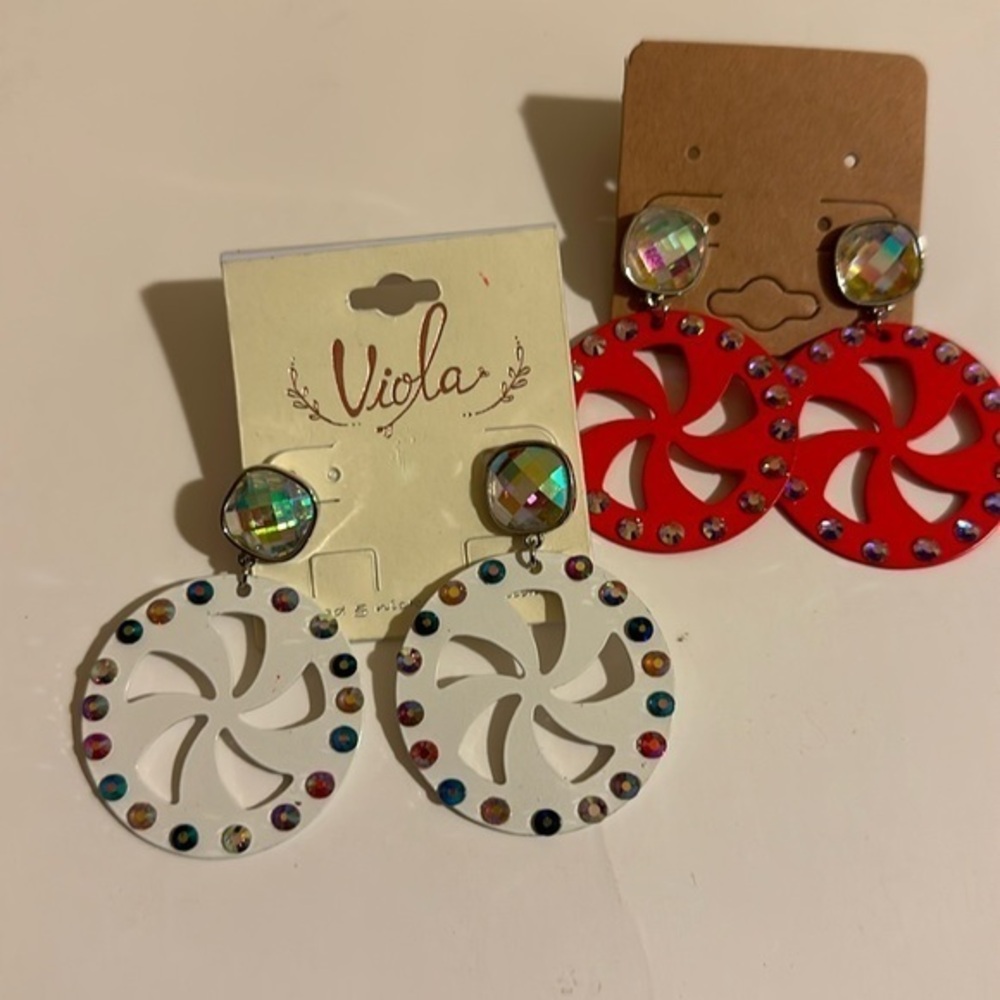 NWT A set of red and white Christmas earrings with blings.